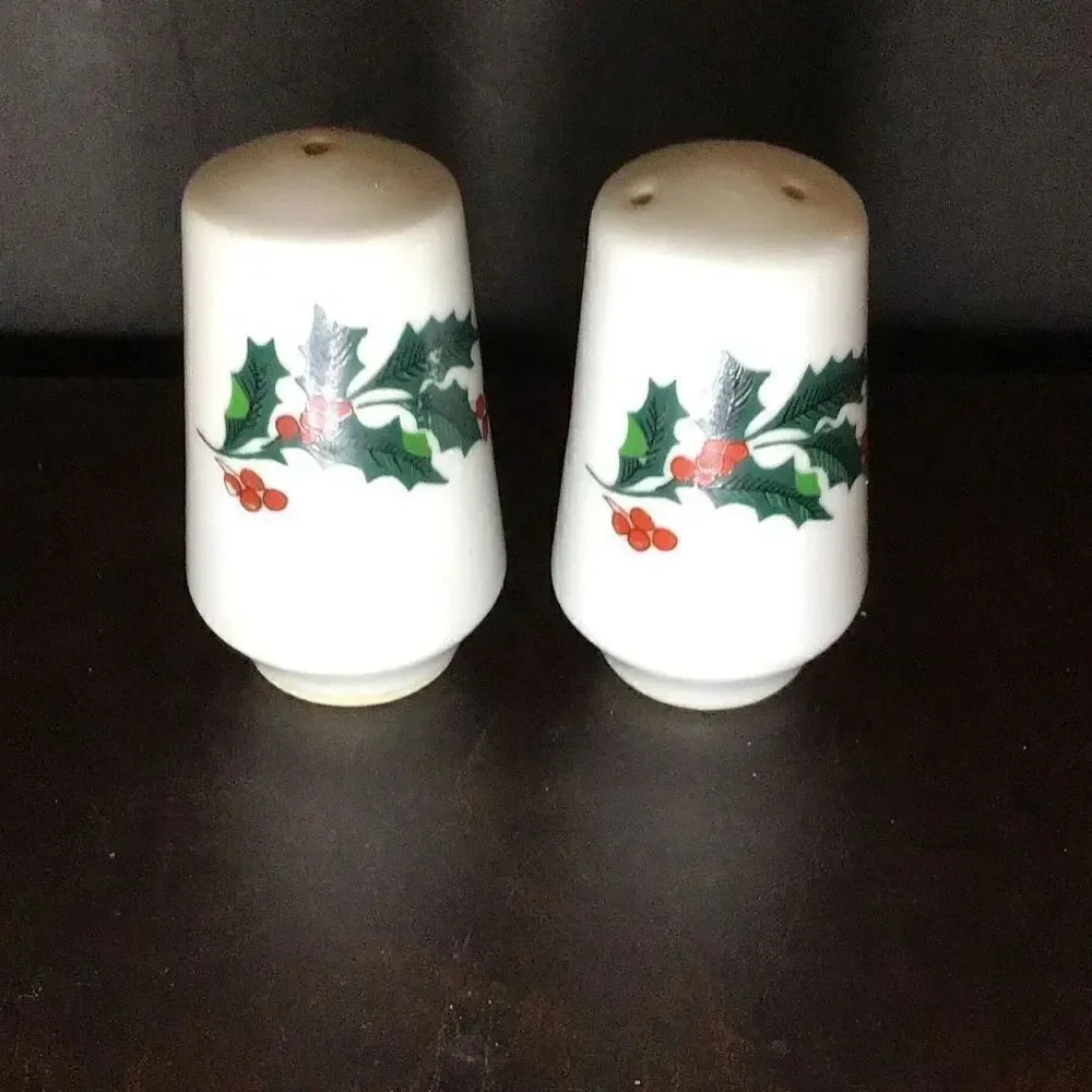 Salt and pepper shaker ￼vintage holly leaf’s and berries